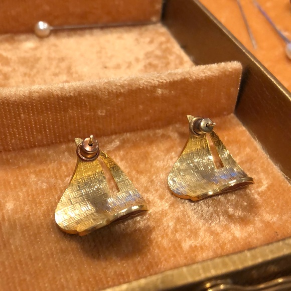 Vintage Red/Gold Floral Stud Back Earrings - Picture 6 of 7